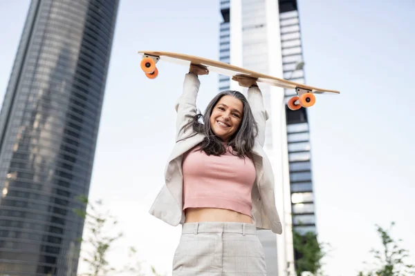 Reife Frau Geschäftsfrau Mit Skateboard Glücklich Der Stadt — Stockfoto
