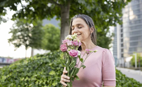 Mooie Volwassen Vrouw Weken Een Boeket Bloemen Het Park — Stockfoto