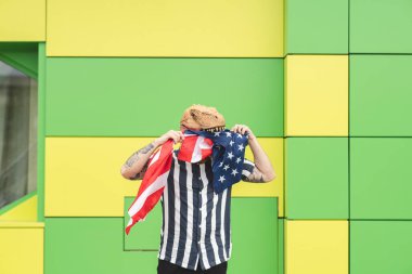 Dinozor bayrağı ısırdı, rex maskesi