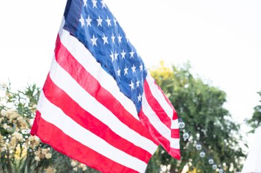 ABD bayrağı ve sallanan ışıklar