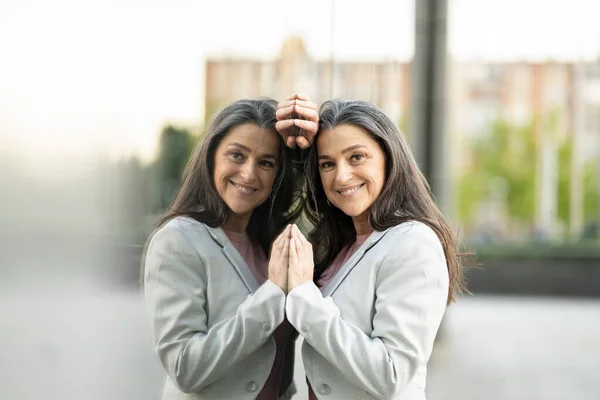 Mogen Kvinna Staden Vilar — Stockfoto