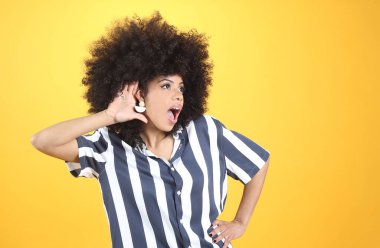 Kulağı kulaklarında afro kadın, sağırlık kavramı.