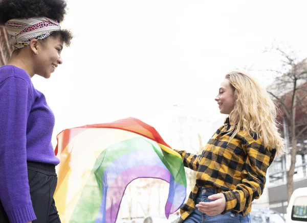 Duas Belas Mulheres Africanas Caucasianas Com Bandeira Orgulho Gay — Fotografia de Stock