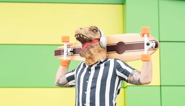 Mann Mit Dinosauriermaske Und Skateboard — Stockfoto
