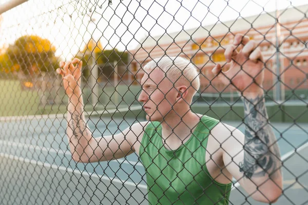 Albino Blonder Mann Sportler Auf Einem Zaun Ruht — Stockfoto