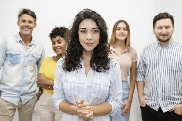 Donna Lavoro Con Colleghi Dietro Lei Capo — Foto Stock