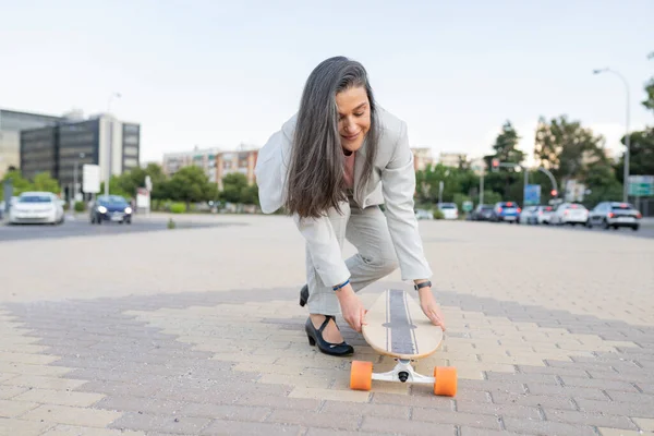 Geschäftsfrau Bereit Auf Skateboard Fahren — Stockfoto