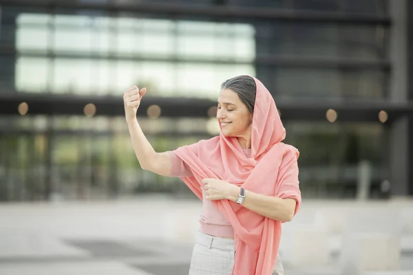 Mogen Kvinna Bekämpa Cancer Rosa Halsduk — Stockfoto