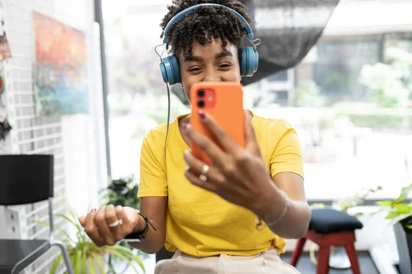 Mujer Afro Bastante Hablando Videollamada Con Teléfono Inteligente — Foto de Stock