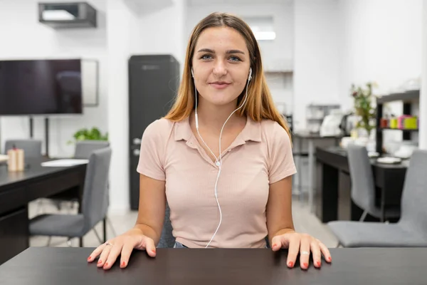 Donna Bionda Telemarketer Che Lavora Ufficio — Foto Stock