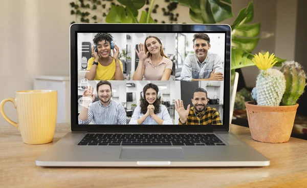 İş yerinde çevrimiçi görüntülü sohbet hizmeti kullanan dizüstü bilgisayarlı masa
