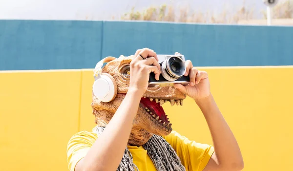 Mujer Con Máscara Rex Tiene Una Cámara Fotográfica Ciudad — Foto de Stock