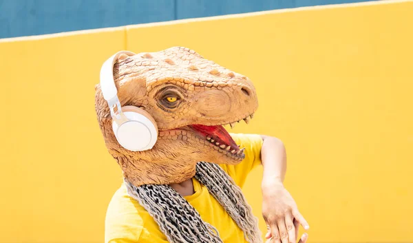 Mujer Con Máscara Rex Auriculares Escucha Música Una Pared Amarilla — Foto de Stock
