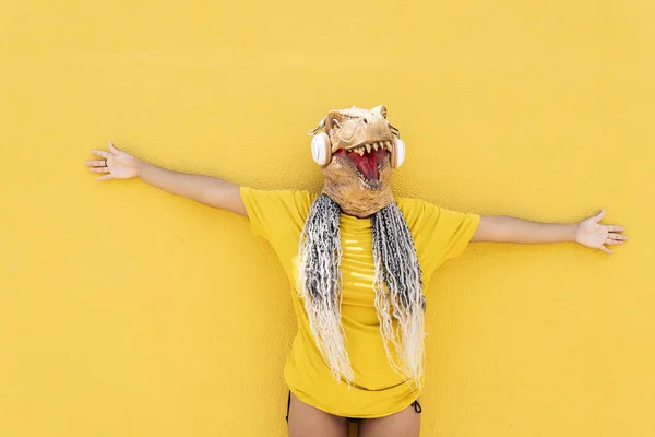 Mujer Con Auriculares Escucha Música Una Pared Amarilla — Foto de Stock