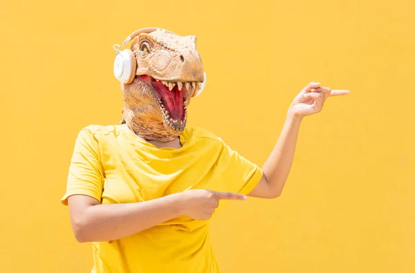 Mujer Con Máscara Rex Auriculares Apuntando Espacio Copia Fondo Amarillo — Foto de Stock