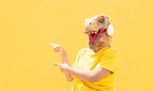 Mujer Con Máscara Rex Auriculares Apuntando Espacio Copia Fondo Amarillo — Foto de Stock