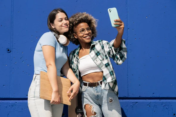 Dois Amigos Multi Étnicos Tomando Selfie Com Fones Ouvido Laptop — Fotografia de Stock