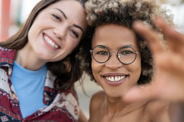 Kafkasyalı ve Afrikalı çok ırklı sevgililer, mutlu gülüşler, selfie çekmeler.