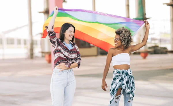 Namoradas Multirraciais Com Bandeira Arco Íris Orgulho Gay — Fotografia de Stock