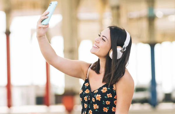 Sonriente Bonita Mujer Toma Una Selfie Con Teléfono Mientras Usa —  Fotos de Stock