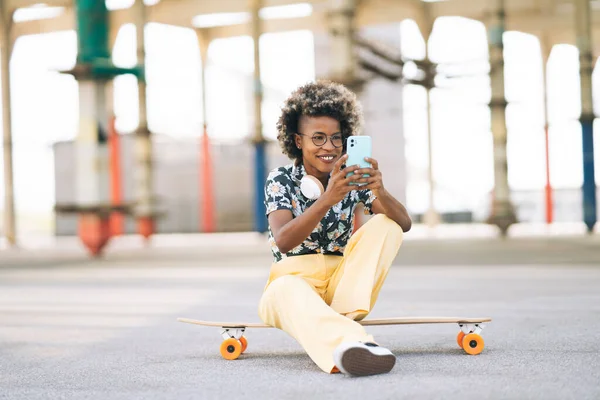 Afro Mulher Sentada Skate Usando Seu Telefone Feliz Rua — Fotografia de Stock