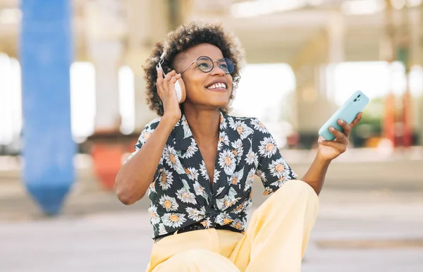 Hermosa Mujer Afro Escucha Música Con Auriculares Desde Teléfono Muy — Foto de Stock