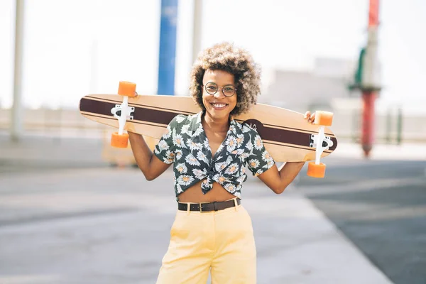 Afro Frau Hält Skateboard Mit Den Händen Während Sie Die — Stockfoto
