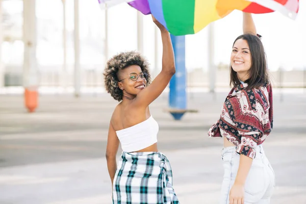 Dos Amigos Protestando Caminan Felices Mientras Sostienen Una Bandera Lgbt —  Fotos de Stock