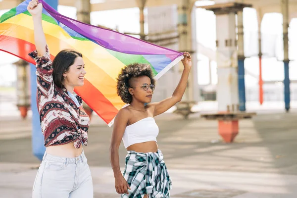 Mujeres Lesbianas Protestan Mientras Sostienen Una Bandera Lgbt Calle —  Fotos de Stock