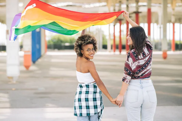 Novias Cogidas Mano Mientras Camina Con Una Bandera Lgbt — Foto de Stock