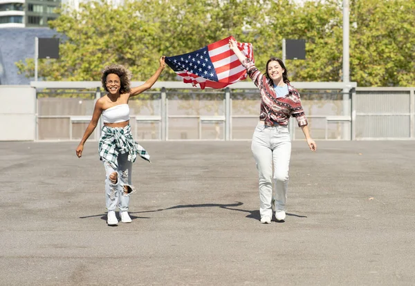 Namoradas Alegremente Segurar Uma Bandeira Dos Eua Como Eles Andam — Fotografia de Stock