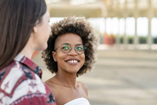 Afro Mujer Con Gafas Sonriente Mira Amigo Blanco — Foto de Stock