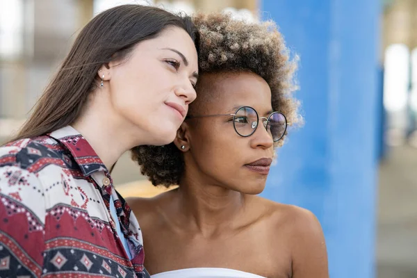 Mujer Afro Mujer Blanca Apoyando Sus Cabezas Una Sobre Otra — Foto de Stock