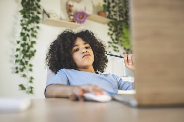 Evde bilgisayarı ve faresi olan küçük çocuk, çalışmaktan yoruldu.,