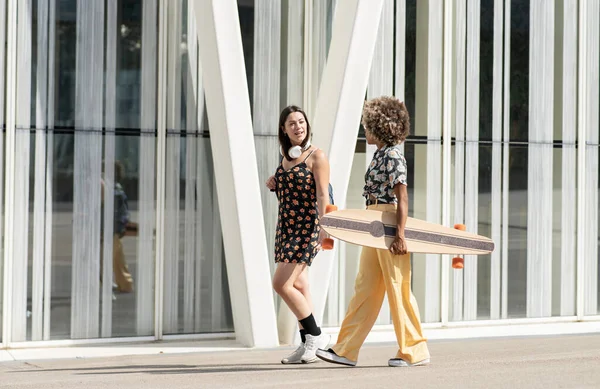 Dos Amigos Ropa Casual Caminando Por Ciudad Amigos Multietincas Con — Foto de Stock