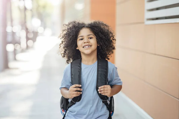 Okula dönüş yolunda mutlu çocuk.