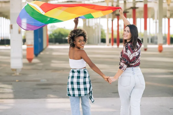 Jovens Ativistas Sorrindo Segurando Símbolo Bandeira Arco Íris Movimento Social — Fotografia de Stock