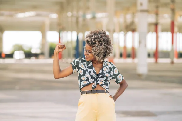 Mulher Loira Afro Usando Óculos Ensinando Muscular Mulher Empoderada — Fotografia de Stock