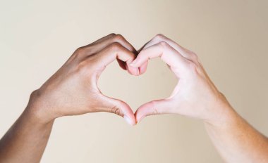 Afrikalı el ve Kafkas el kalp, bej arka plan