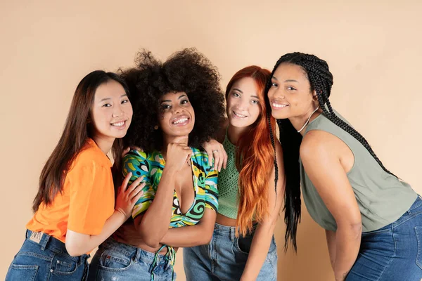 Grupo Namoradas Multiétnicas Abraçando Posando Estúdio Feliz Sorrindo — Fotografia de Stock