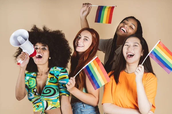 Multiétnico Gay Orgullo Personas Con Arco Iris Lgbt Banderas Pancartas — Foto de Stock