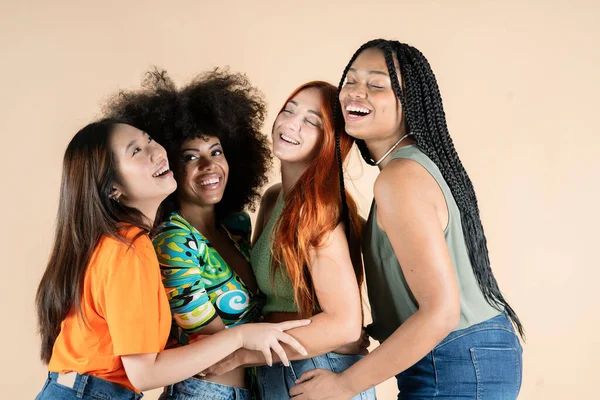 Grupo Namoradas Multiétnicas Abraçando Posando Estúdio Feliz Sorrindo — Fotografia de Stock