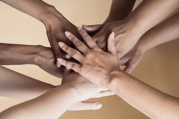 Mâinile Multietnice Ale Femeilor Împreună — Fotografie, imagine de stoc