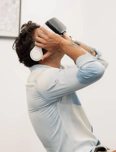 Man Office Maakt Gebruik Van Virtual Reality Bril — Stockfoto