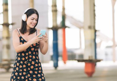 akıllı telefon kullanan kaykaylı kadın