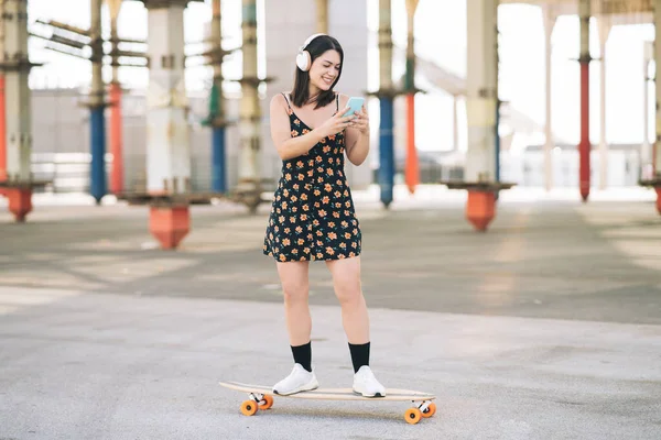 Vrouw Skateboard Tijdens Het Gebruik Van Smartphone — Stockfoto