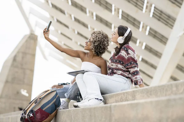 Dos Hermosa Mujer Viajando Amigos Descansando Mientras Toma Selfie —  Fotos de Stock