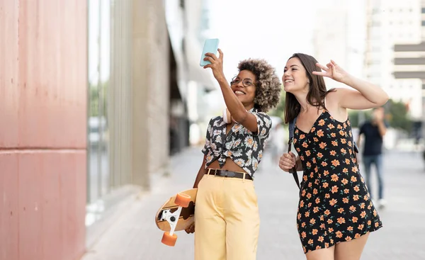 Dos Mujeres Multiétnicas Paseando Mientras Toman Fotos Con Teléfono Inteligente —  Fotos de Stock