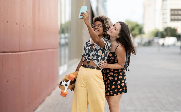 Multiraciale Vrouwelijke Vrienden Met Smartphone Stad — Stockfoto