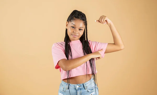 Jovem Mulher Africana Apontando Bíceps Mulher Forte — Fotografia de Stock